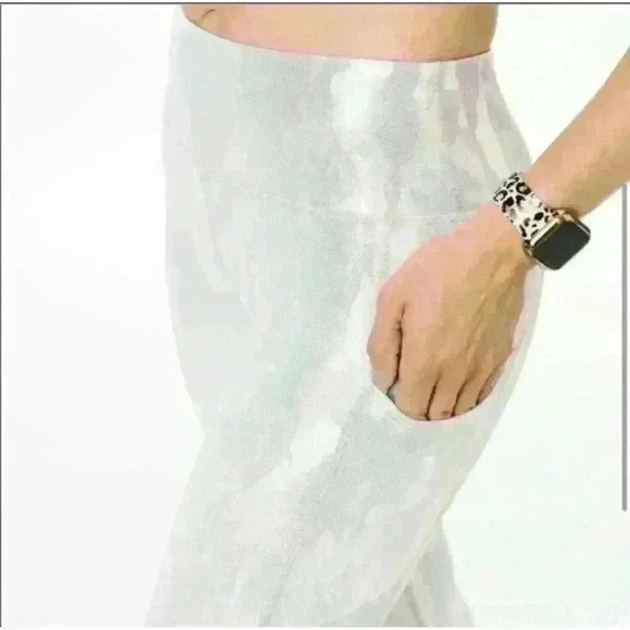 NWOT- ZYIA Silver Camo Metallic Pocket Light n Tight Hi-Rise Capri 20" Leggings - Picture 8 of 11